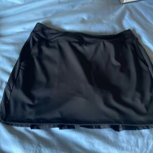 Women’s size l under armor golf / tennis skirt